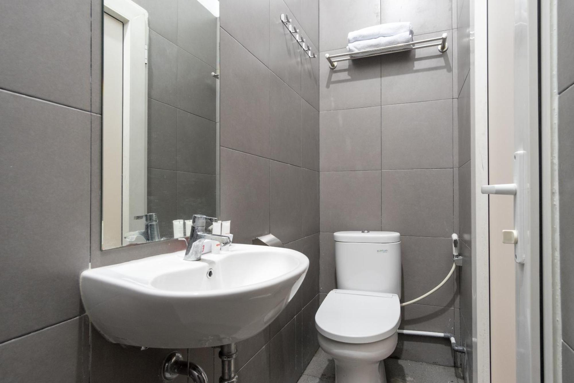 מדאן Super Oyo 839 Royal Guest House מראה חיצוני תמונה